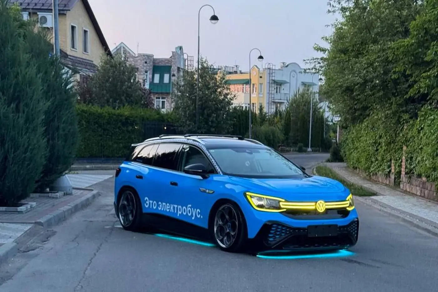 Этот VW ID.6 оформили в стиле московского электробуса. Зачем?