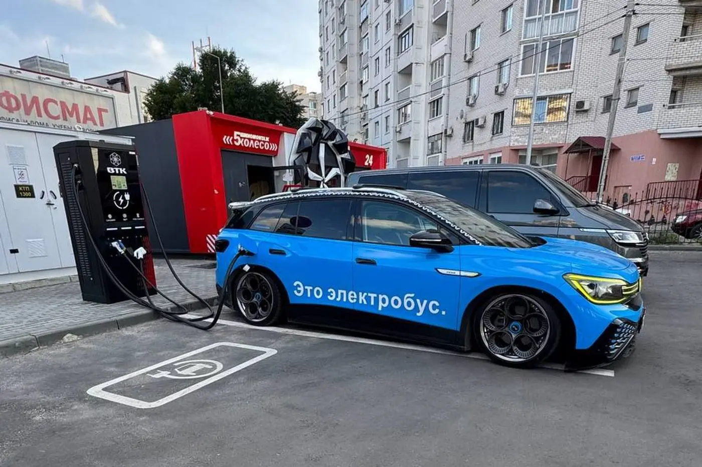 Этот VW ID.6 оформили в стиле московского электробуса. Зачем?
