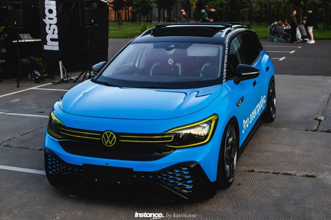 Этот VW ID.6 оформили в стиле московского электробуса. Зачем?
