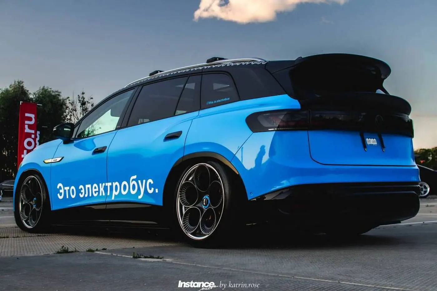 Этот VW ID.6 оформили в стиле московского электробуса. Зачем?