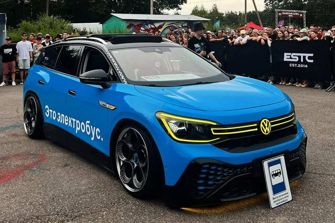 Этот VW ID.6 оформили в стиле московского электробуса. Зачем?