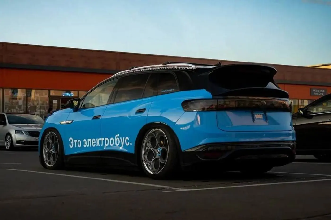 Этот VW ID.6 оформили в стиле московского электробуса. Зачем?