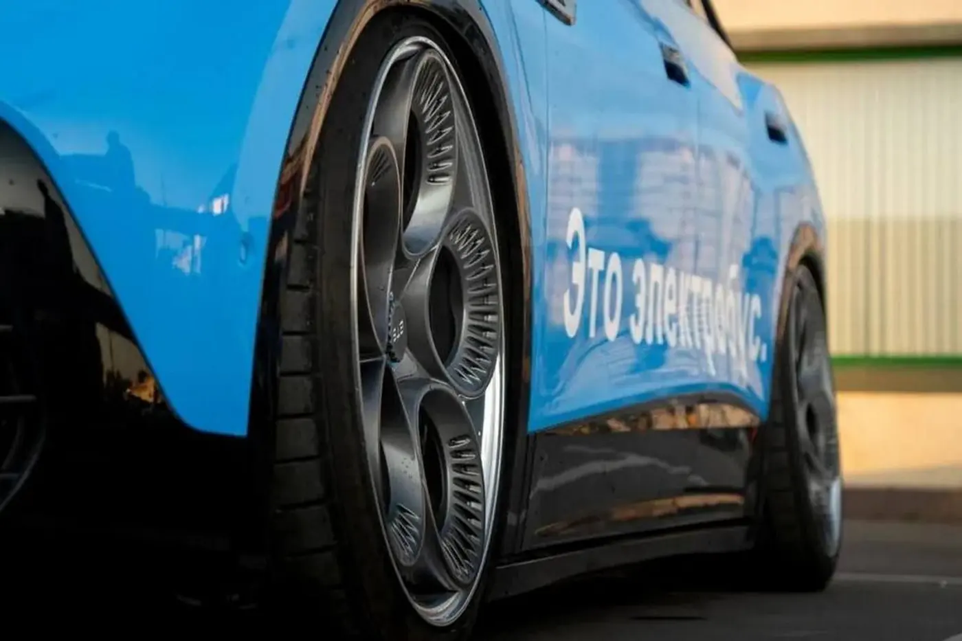 Этот VW ID.6 оформили в стиле московского электробуса. Зачем?