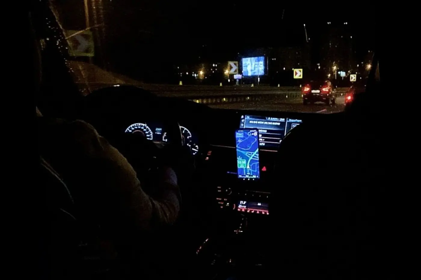 «Люблю вспоминать, как за новогоднюю ночь заработал пять рублей»: честно о работе в минском бизнес-такси