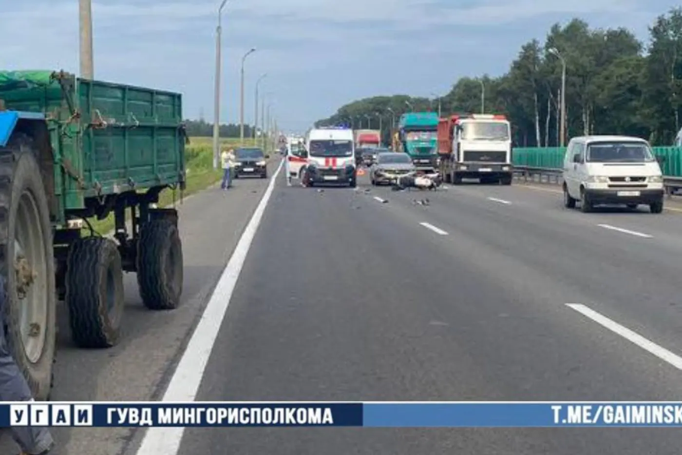 ДТП на МКАД: мотоциклист влетел в трактор