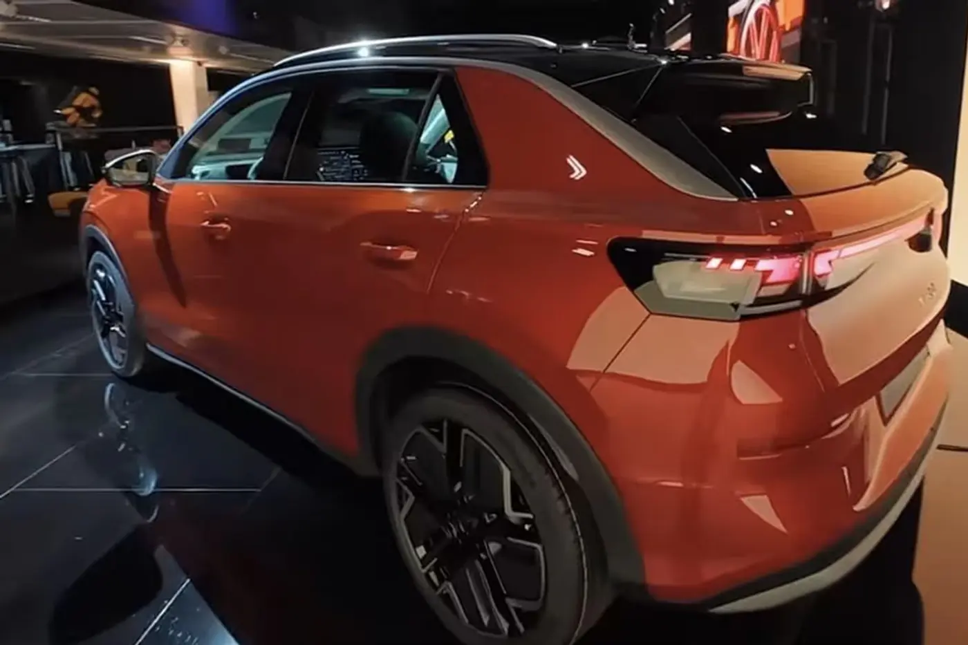 Volkswagen T-Roc получил новое поколение – первые изображения