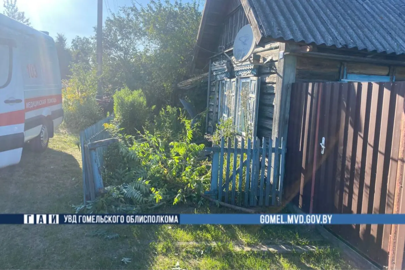 На Гомельщине водитель квадроцикла без прав и шлема врезался в жилой дом и погиб