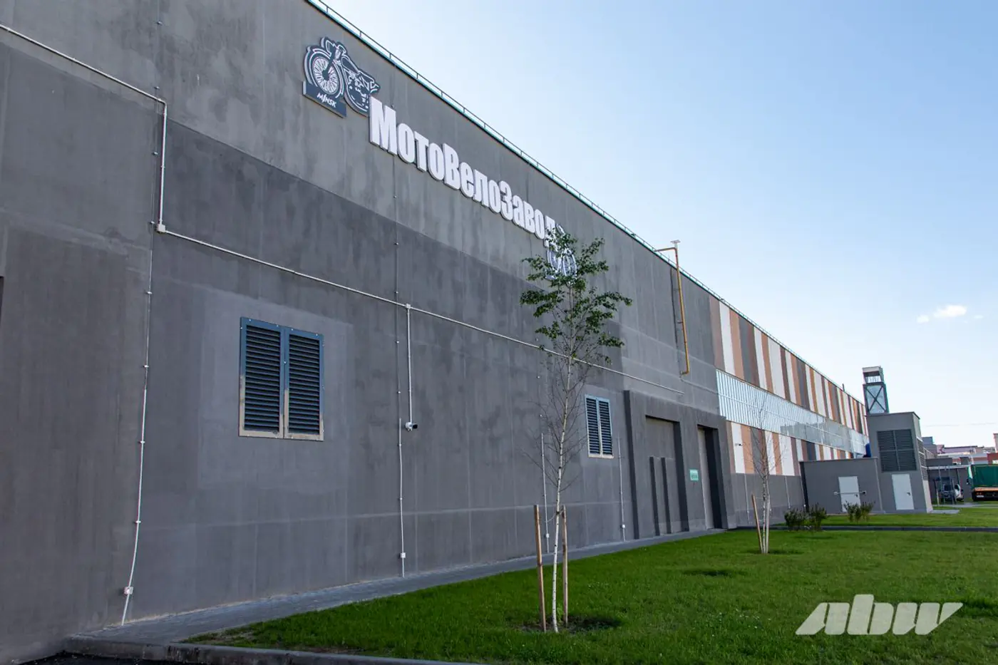 «Что производим, то сразу и продаем»: репортаж с обновленного «МотоВелоЗавода»