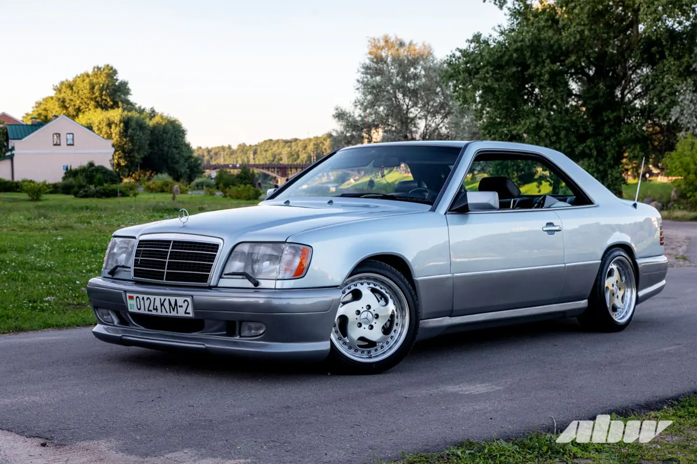 «На светофорах люди часто просят продать»: посмотрите на этот крутой Mercedes-Benz C124