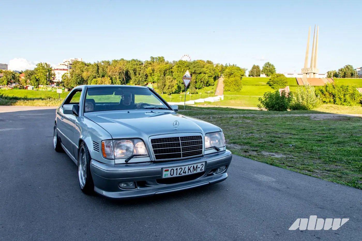 «На светофорах люди часто просят продать»: посмотрите на этот крутой Mercedes-Benz C124
