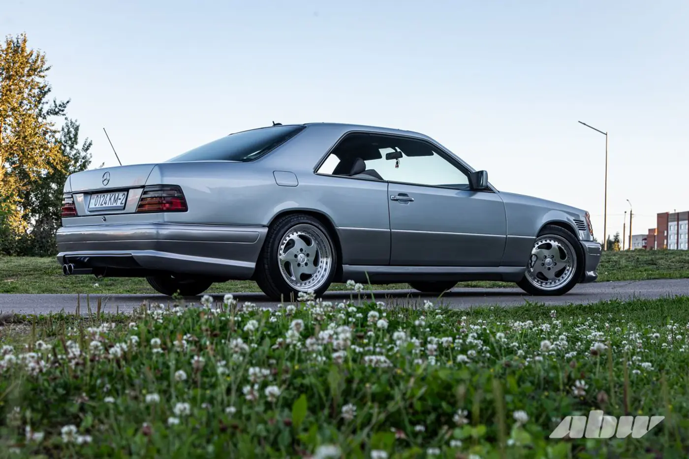 «На светофорах люди часто просят продать»: посмотрите на этот крутой Mercedes-Benz C124