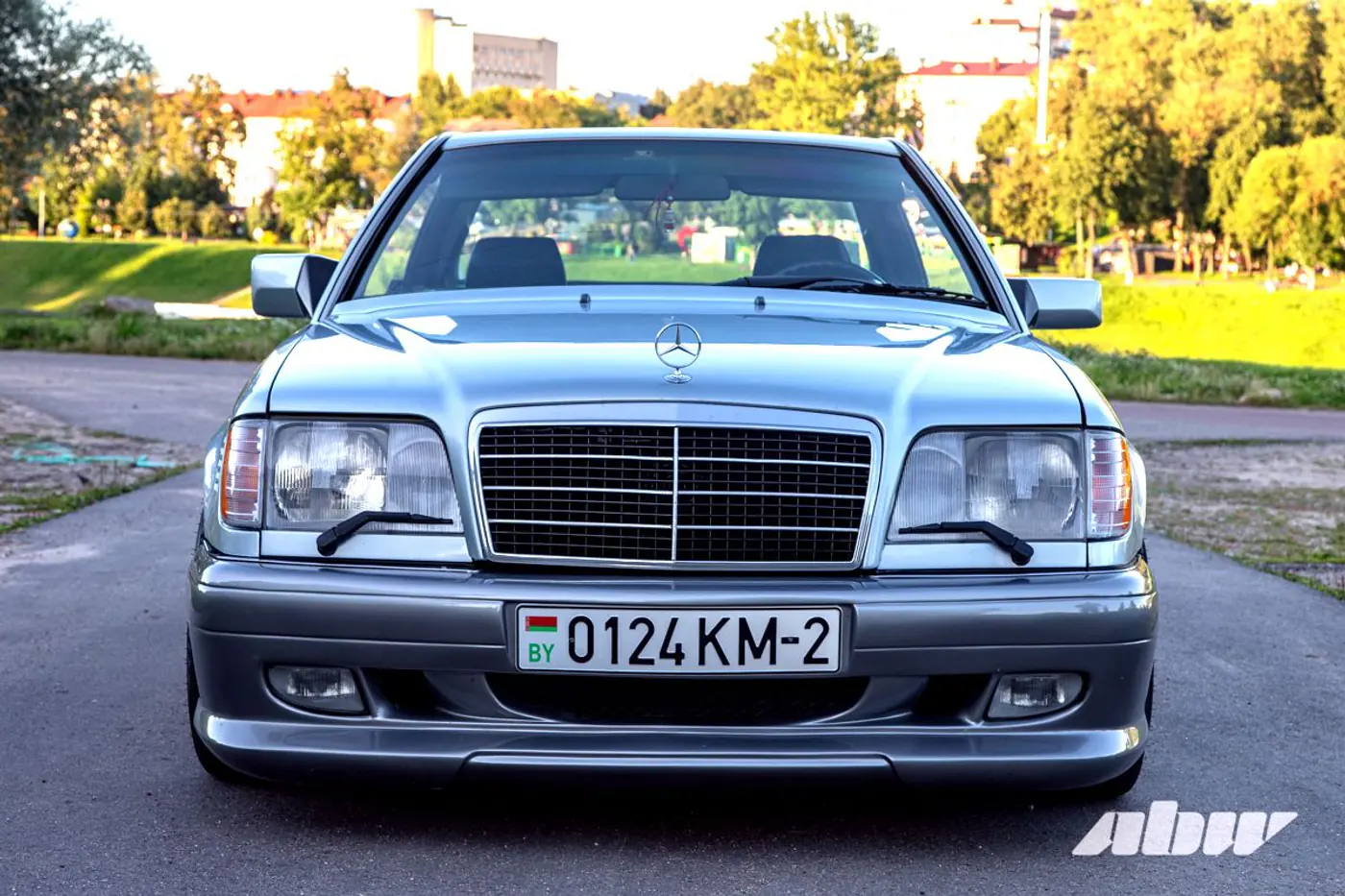 «На светофорах люди часто просят продать»: посмотрите на этот крутой Mercedes-Benz C124