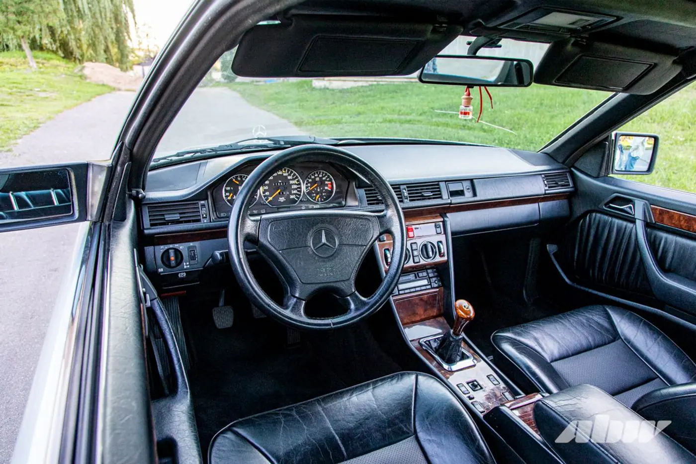 «На светофорах люди часто просят продать»: посмотрите на этот крутой Mercedes-Benz C124