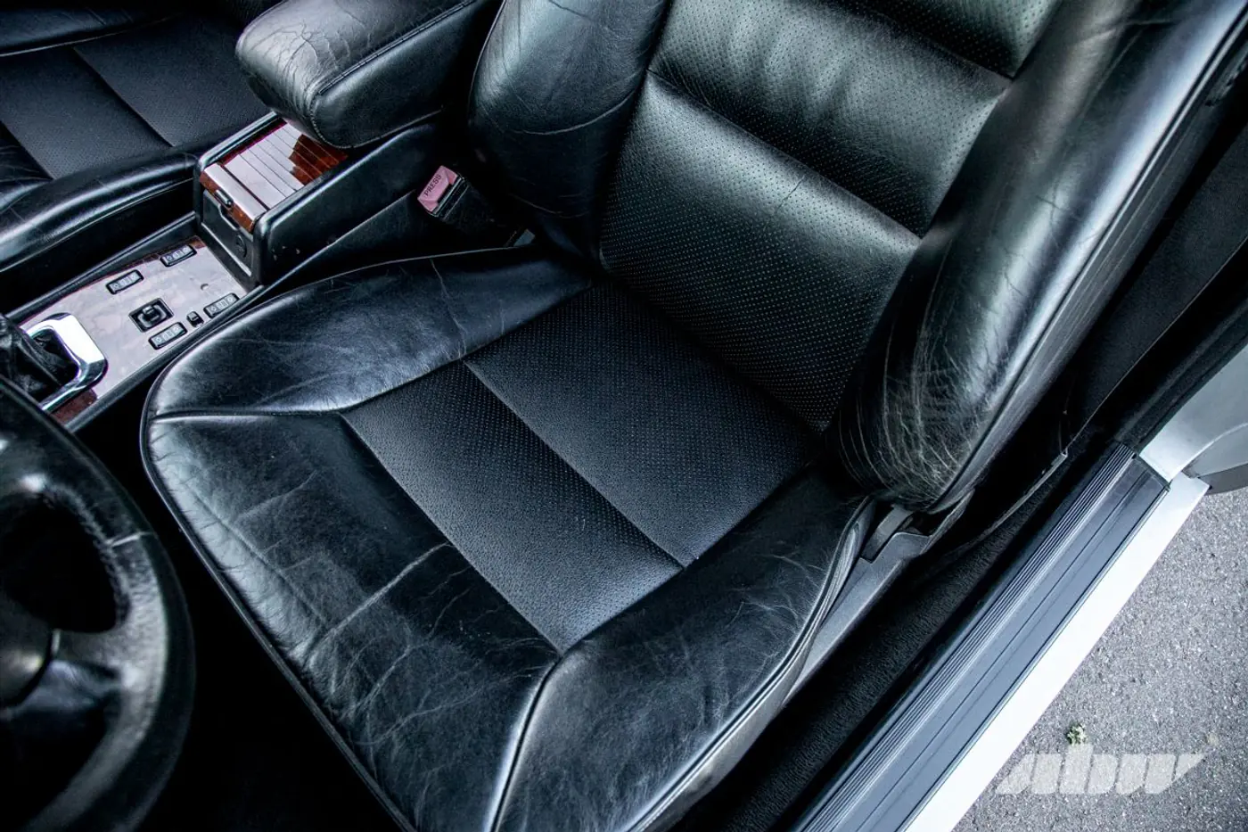 «На светофорах люди часто просят продать»: посмотрите на этот крутой Mercedes-Benz C124
