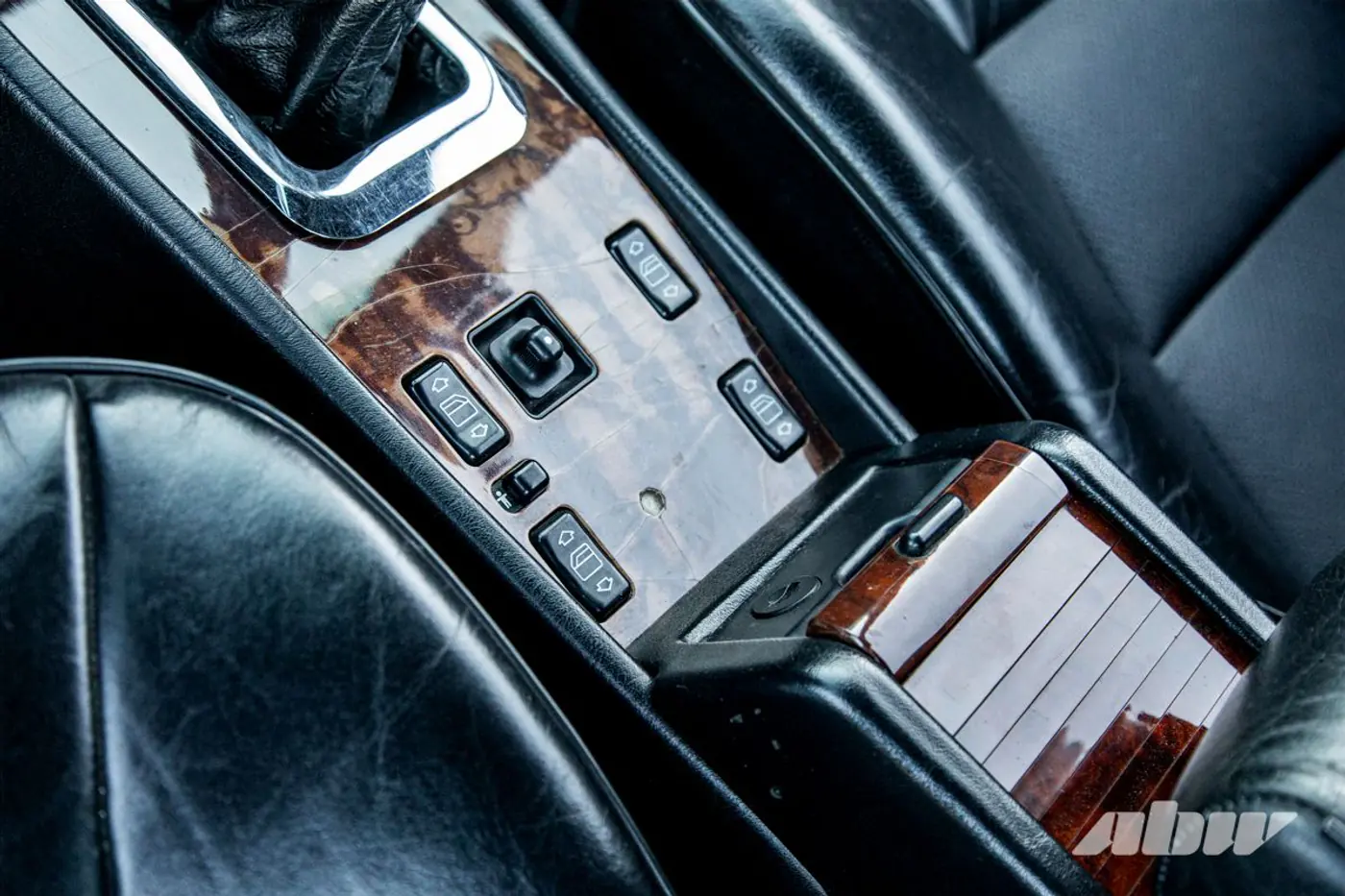 «На светофорах люди часто просят продать»: посмотрите на этот крутой Mercedes-Benz C124