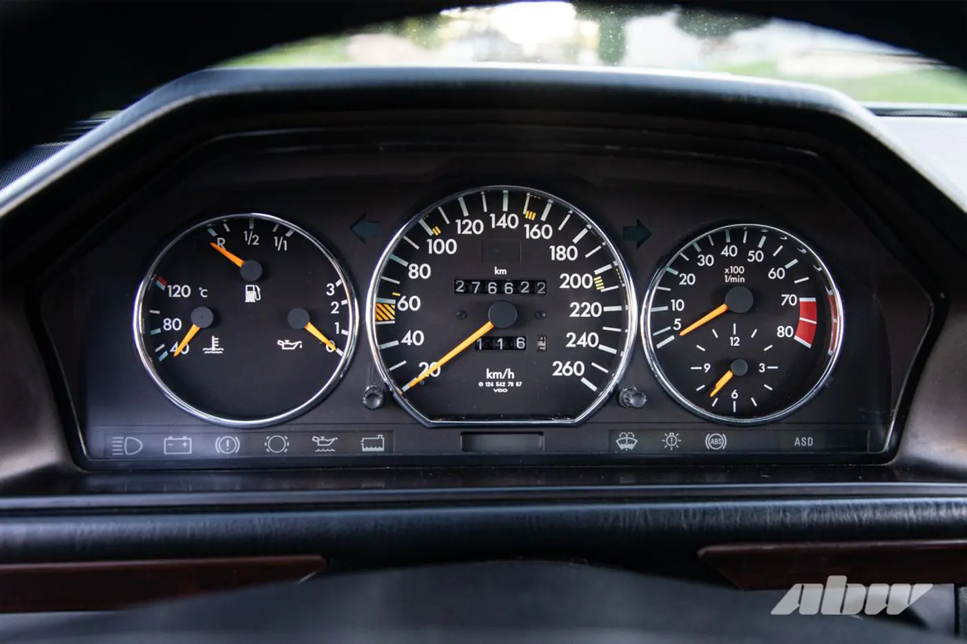 «На светофорах люди часто просят продать»: посмотрите на этот крутой Mercedes-Benz C124