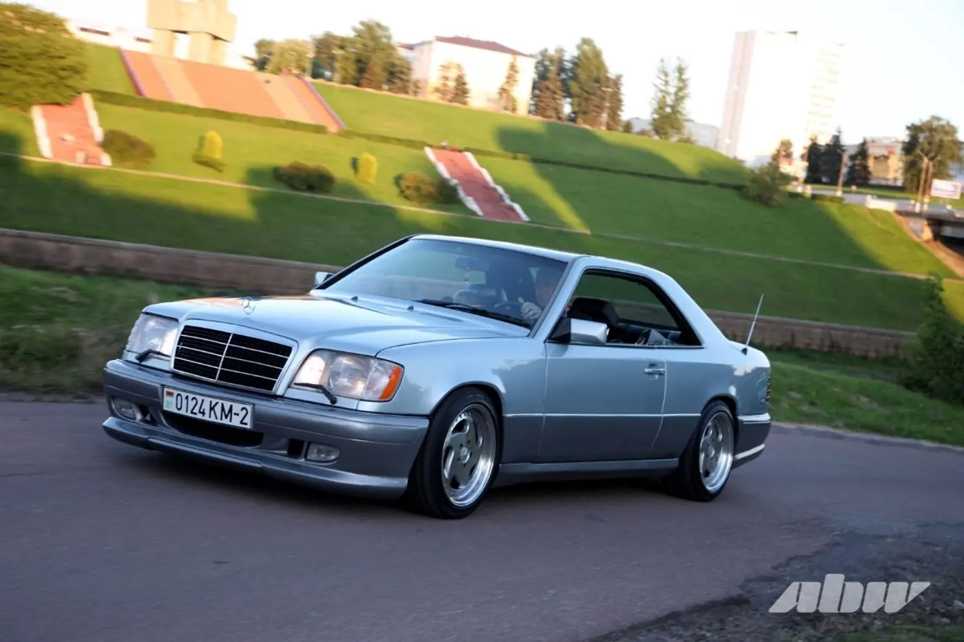 «На светофорах люди часто просят продать»: посмотрите на этот крутой Mercedes-Benz C124