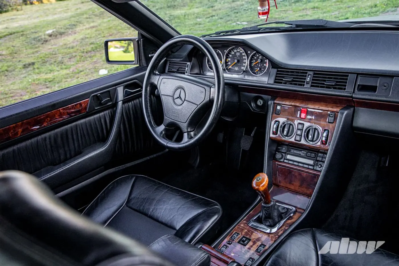 «На светофорах люди часто просят продать»: посмотрите на этот крутой Mercedes-Benz C124