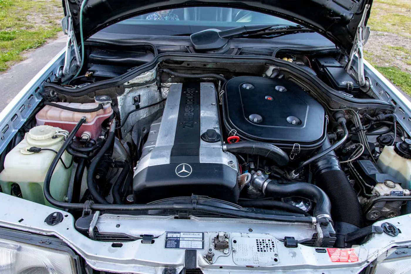 «На светофорах люди часто просят продать»: посмотрите на этот крутой Mercedes-Benz C124