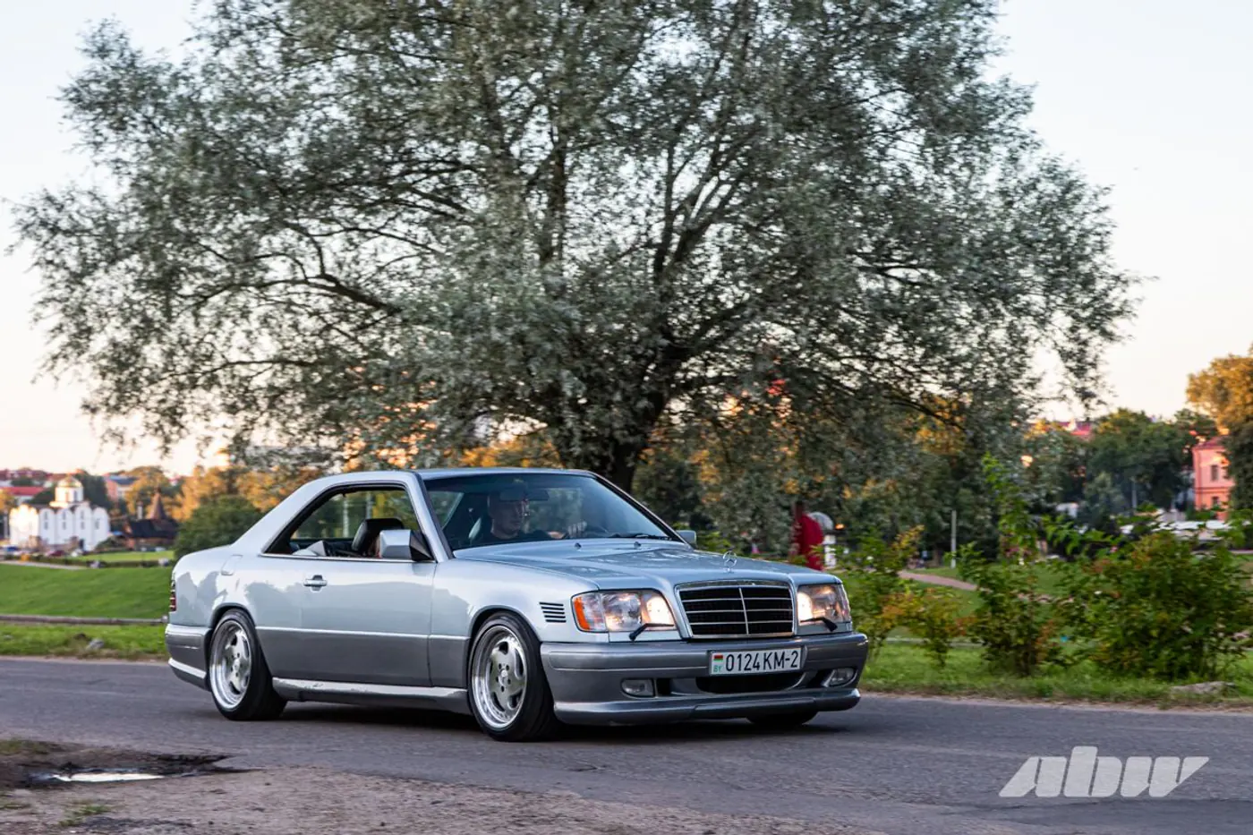 «На светофорах люди часто просят продать»: посмотрите на этот крутой Mercedes-Benz C124