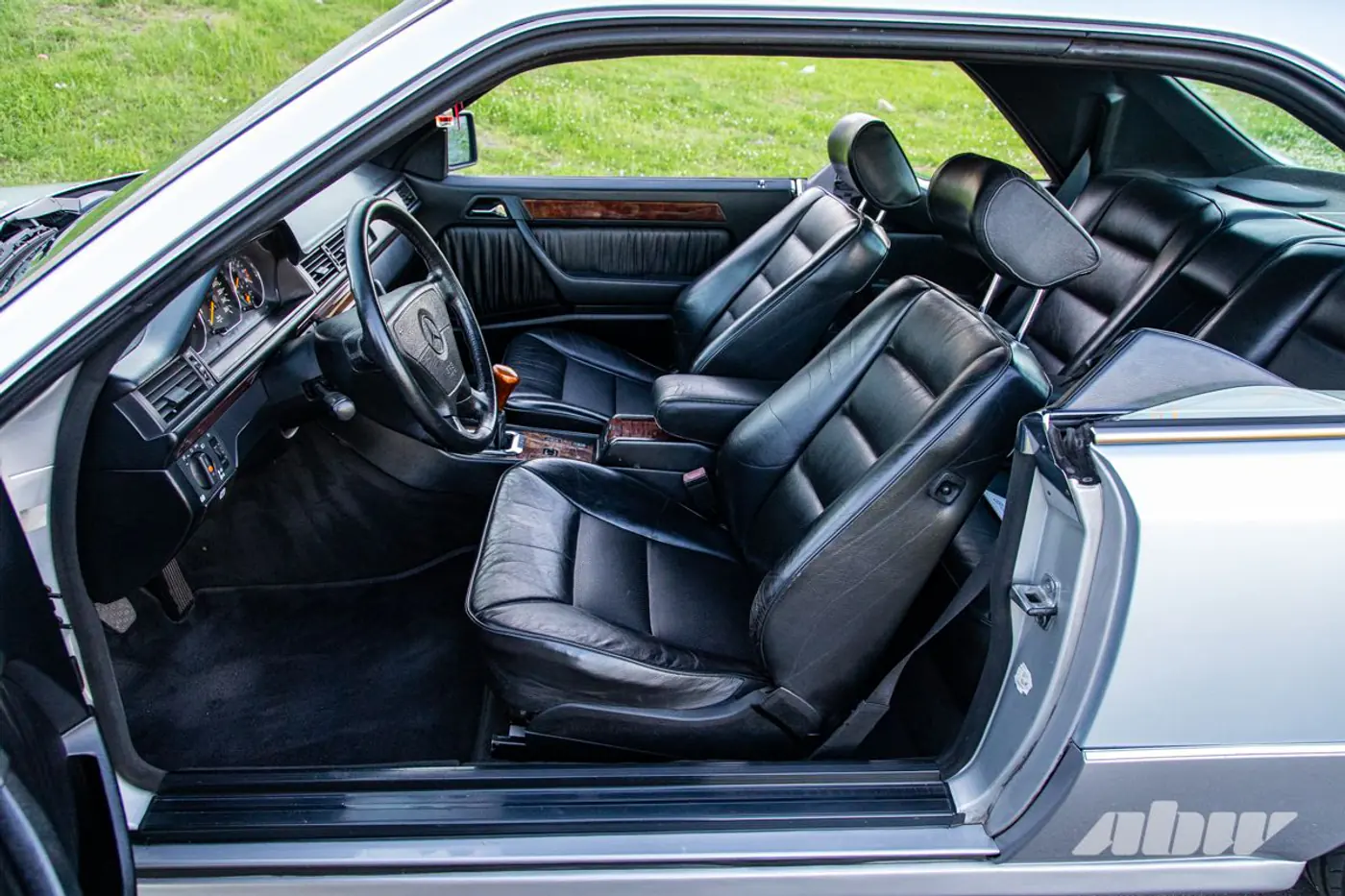 «На светофорах люди часто просят продать»: посмотрите на этот крутой Mercedes-Benz C124