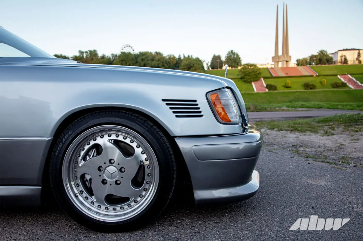 «На светофорах люди часто просят продать»: посмотрите на этот крутой Mercedes-Benz C124