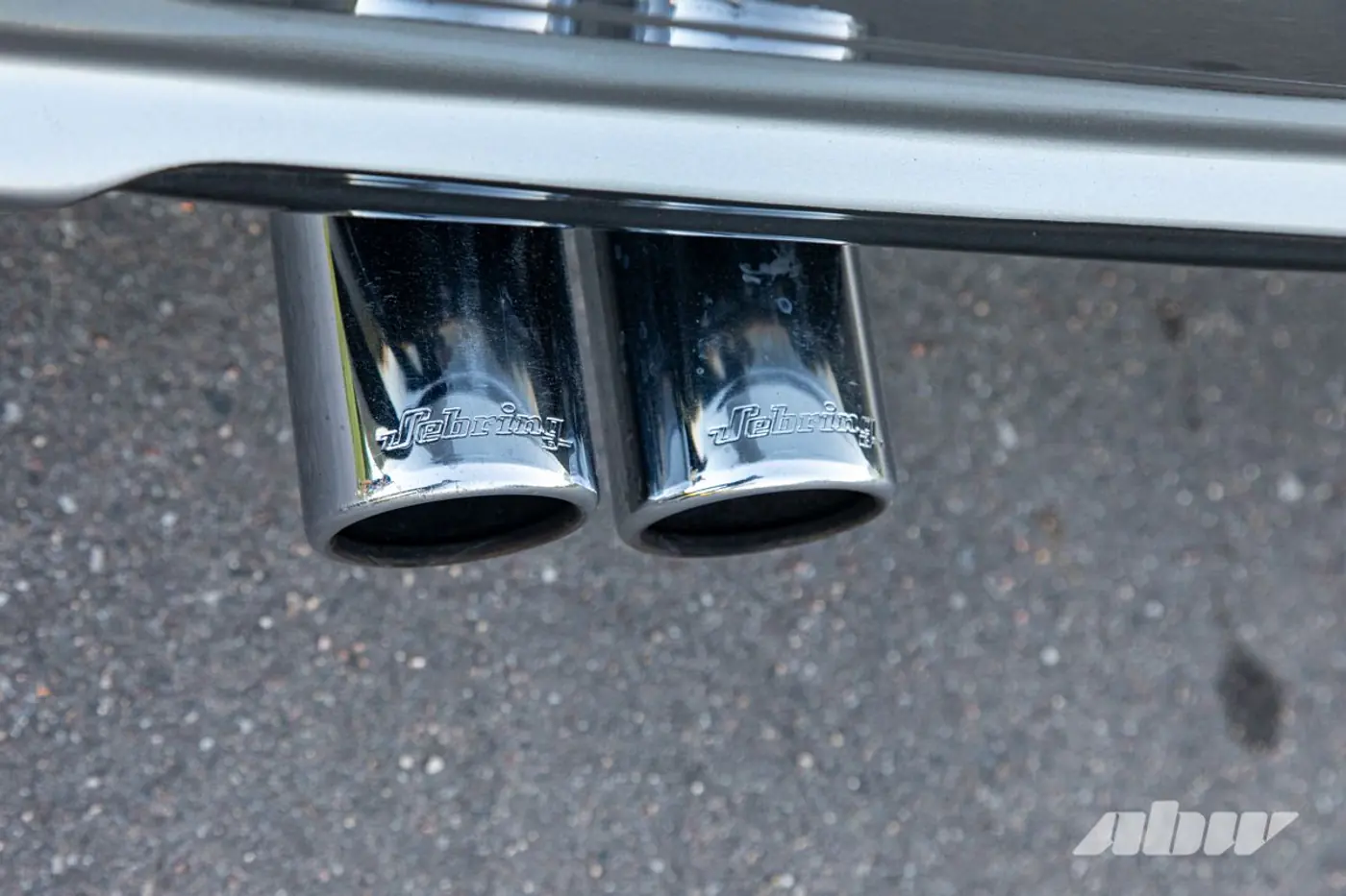 «На светофорах люди часто просят продать»: посмотрите на этот крутой Mercedes-Benz C124