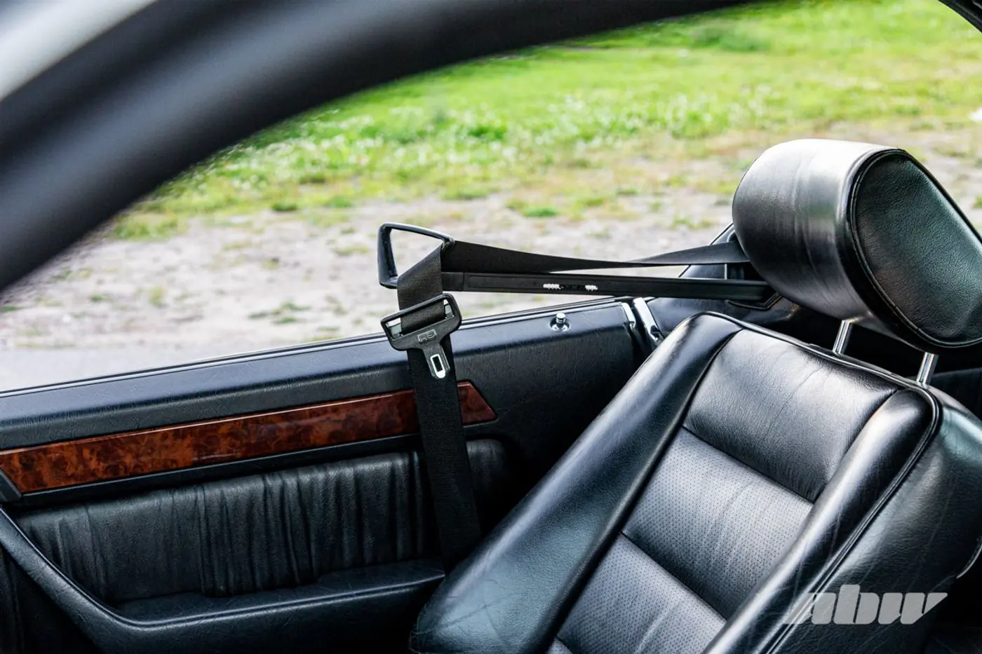 «На светофорах люди часто просят продать»: посмотрите на этот крутой Mercedes-Benz C124