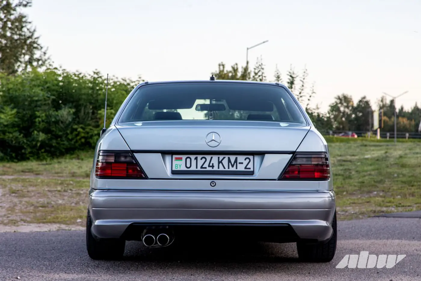 «На светофорах люди часто просят продать»: посмотрите на этот крутой Mercedes-Benz C124