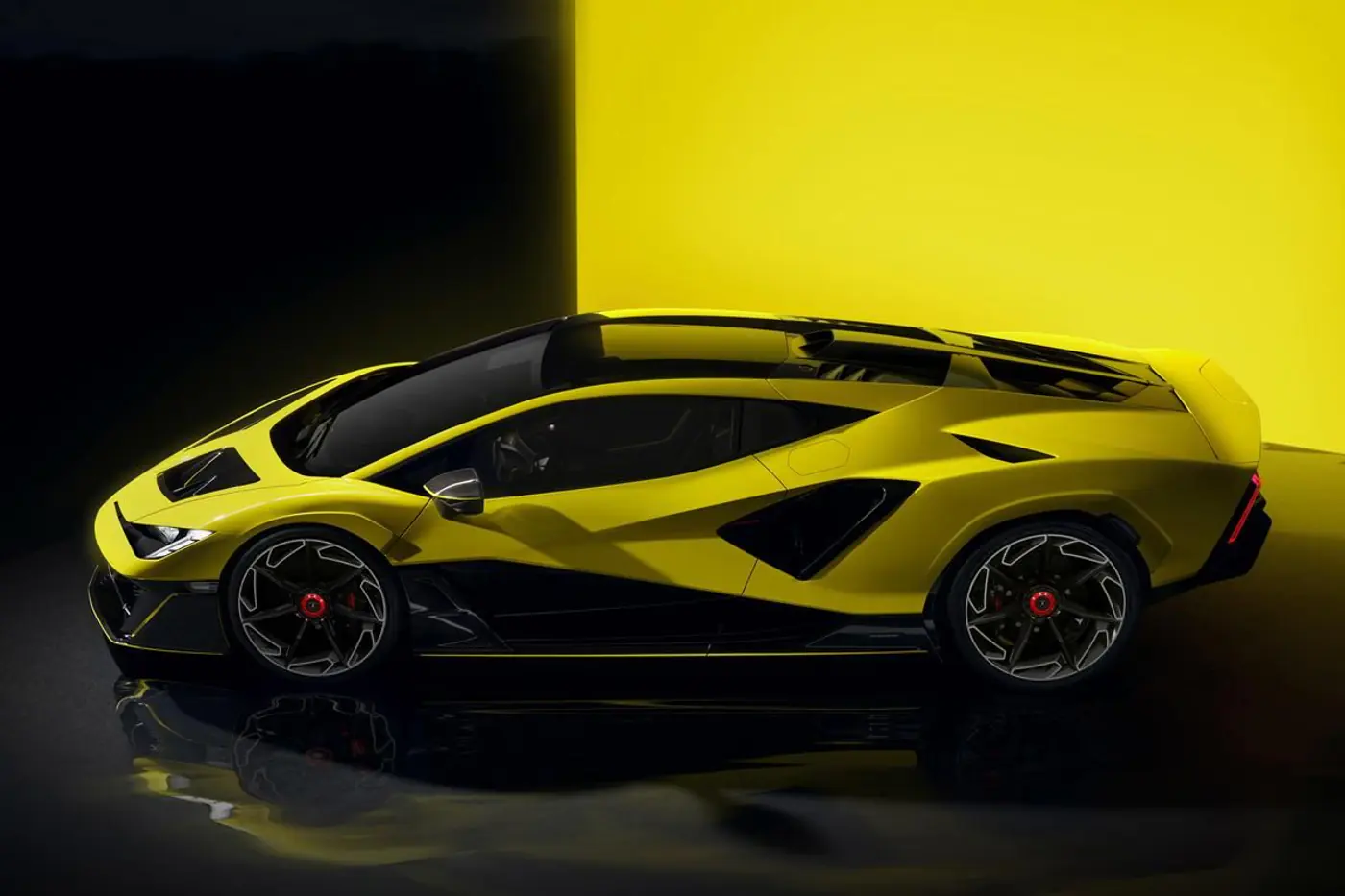 1080-сильный «феномен»: представлен самый мощный суперкар Lamborghini