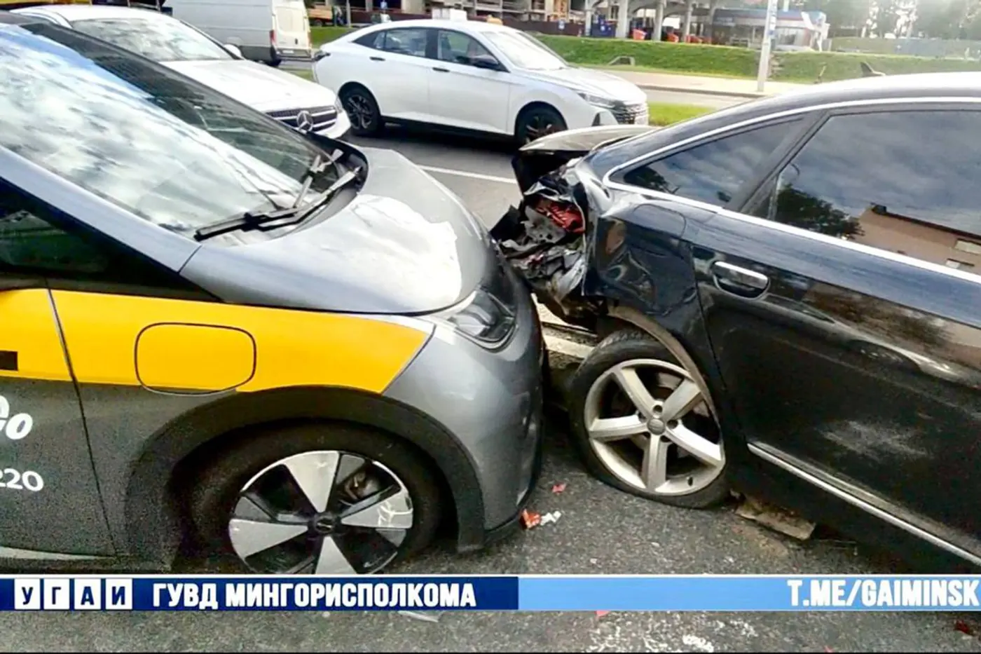 В Минске такси врезалось в легковушку – пострадали два человека