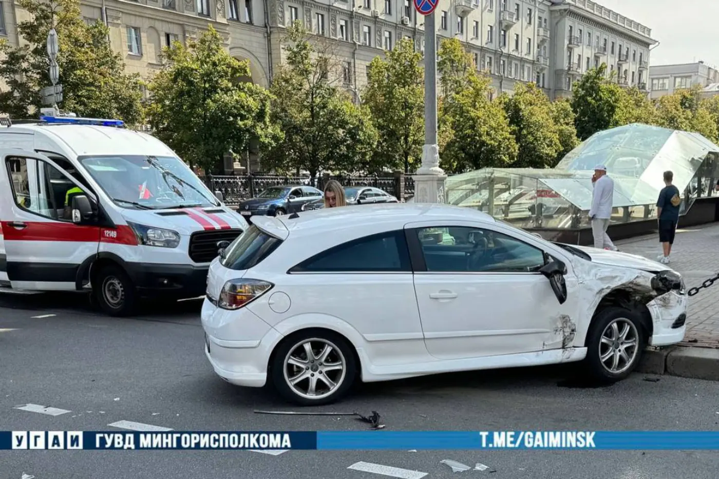 В центре Минска Opel врезался в Peugeot из-за проезда на красный