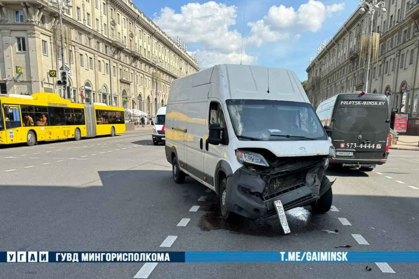 В центре Минска Opel врезался в Peugeot из-за проезда на красный