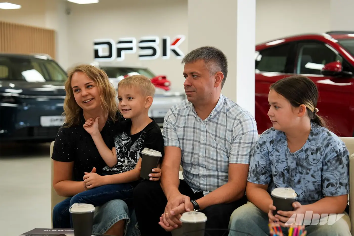 Поместятся все и даже мебель? Тестируем семиместный гибрид DFSK E5 Plus вместе с многодетной семьей
