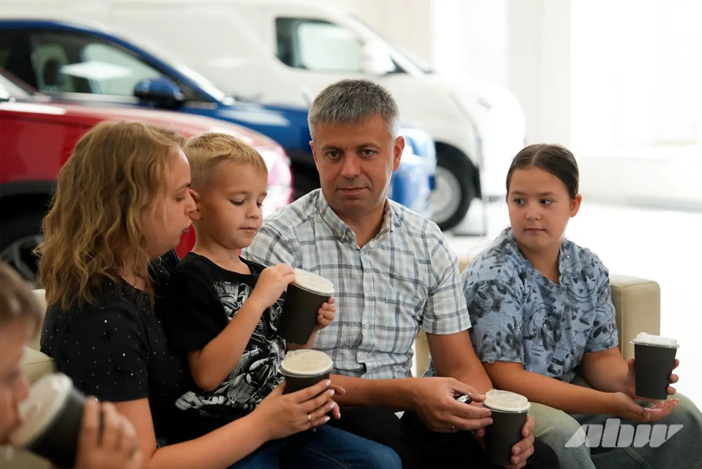 Поместятся все и даже мебель? Тестируем семиместный гибрид DFSK E5 Plus вместе с многодетной семьей
