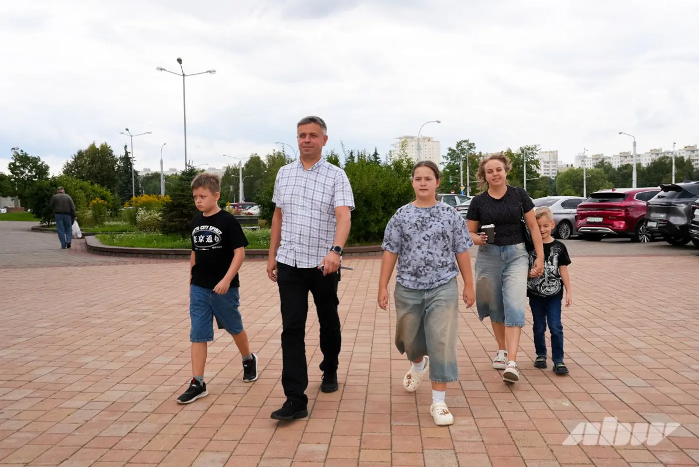 Поместятся все и даже мебель? Тестируем семиместный гибрид DFSK E5 Plus вместе с многодетной семьей