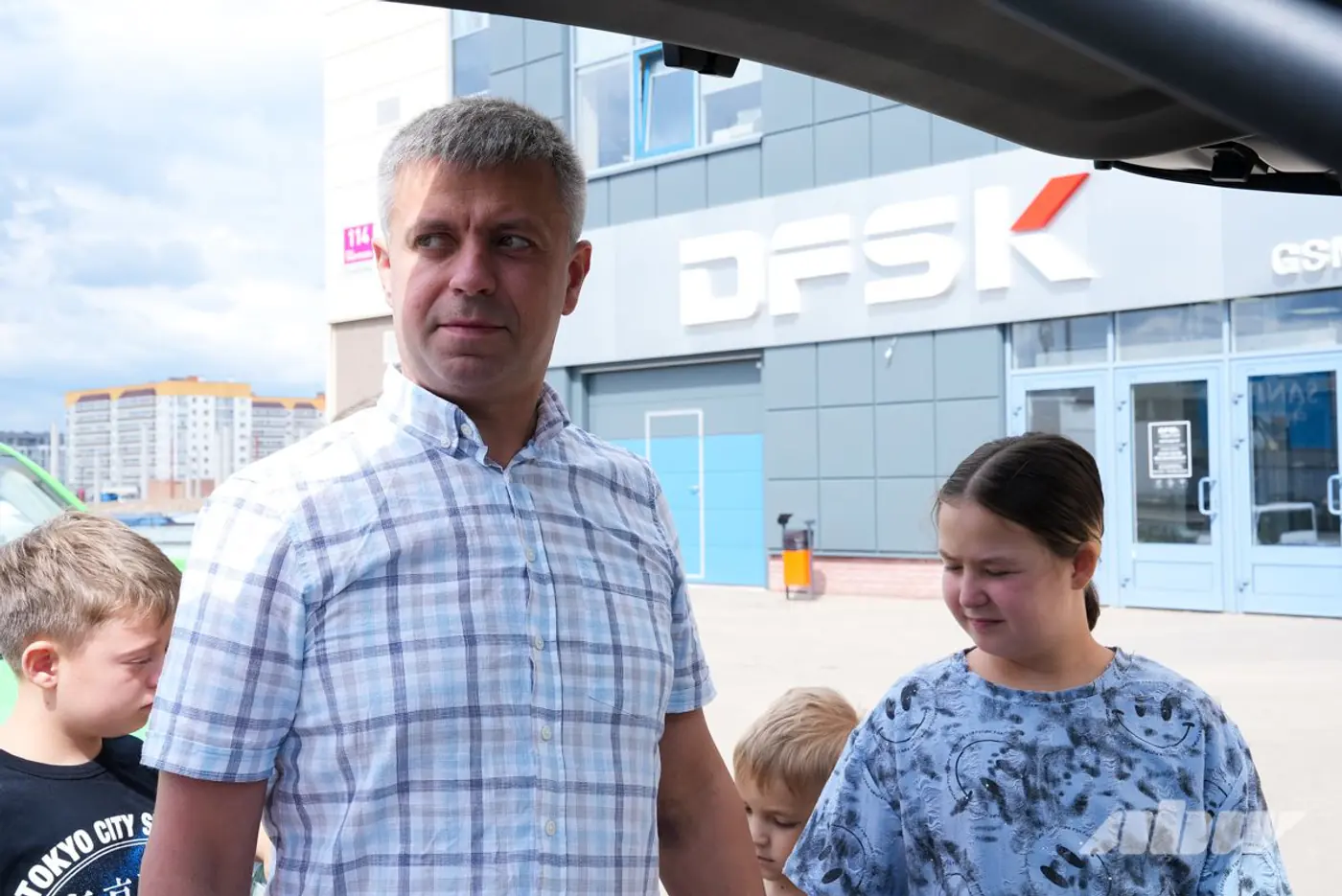 Поместятся все и даже мебель? Тестируем семиместный гибрид DFSK E5 Plus вместе с многодетной семьей
