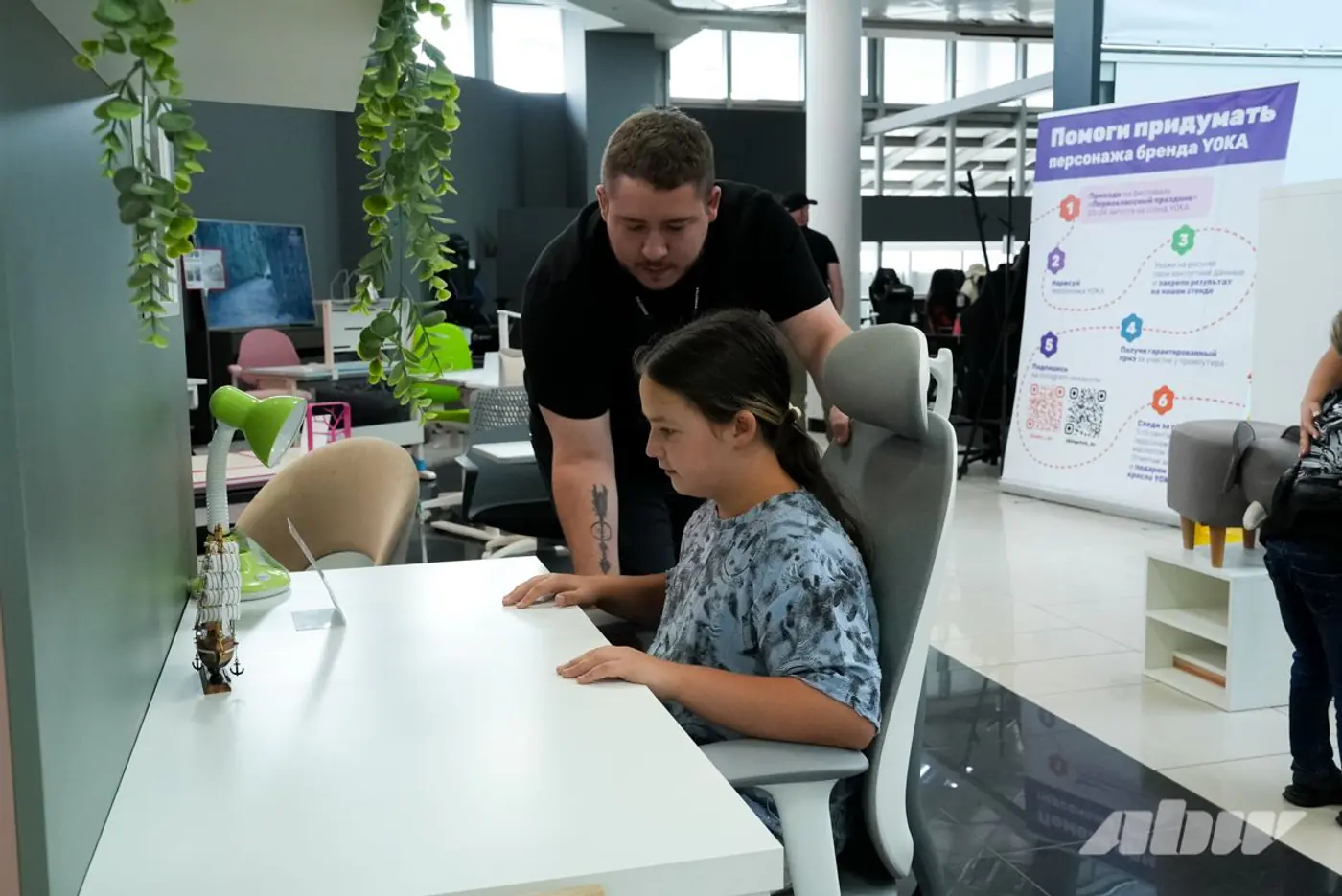 Поместятся все и даже мебель? Тестируем семиместный гибрид DFSK E5 Plus вместе с многодетной семьей