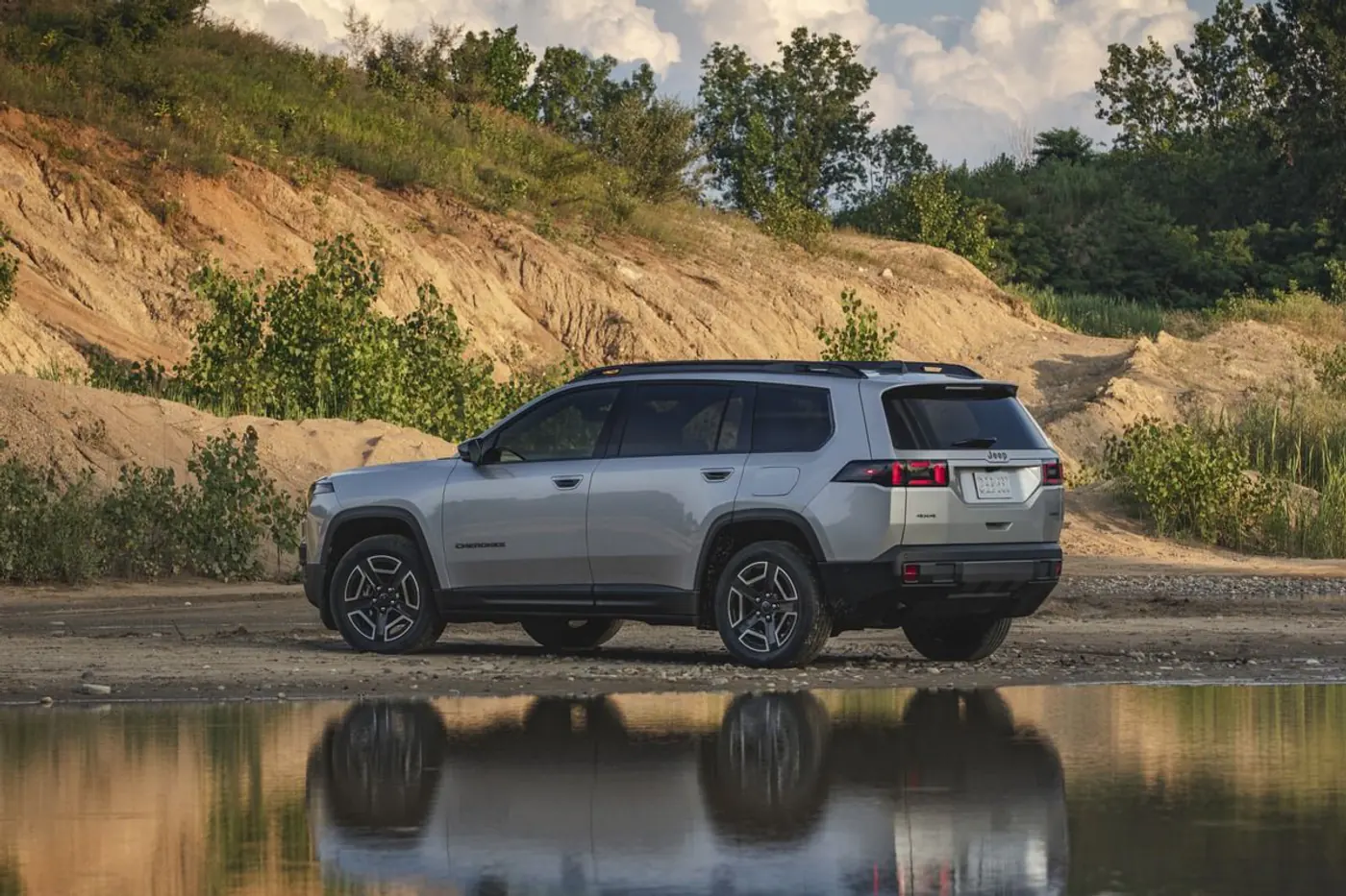 Возвращение Cherokee: теперь это гибридный кроссовер Jeep