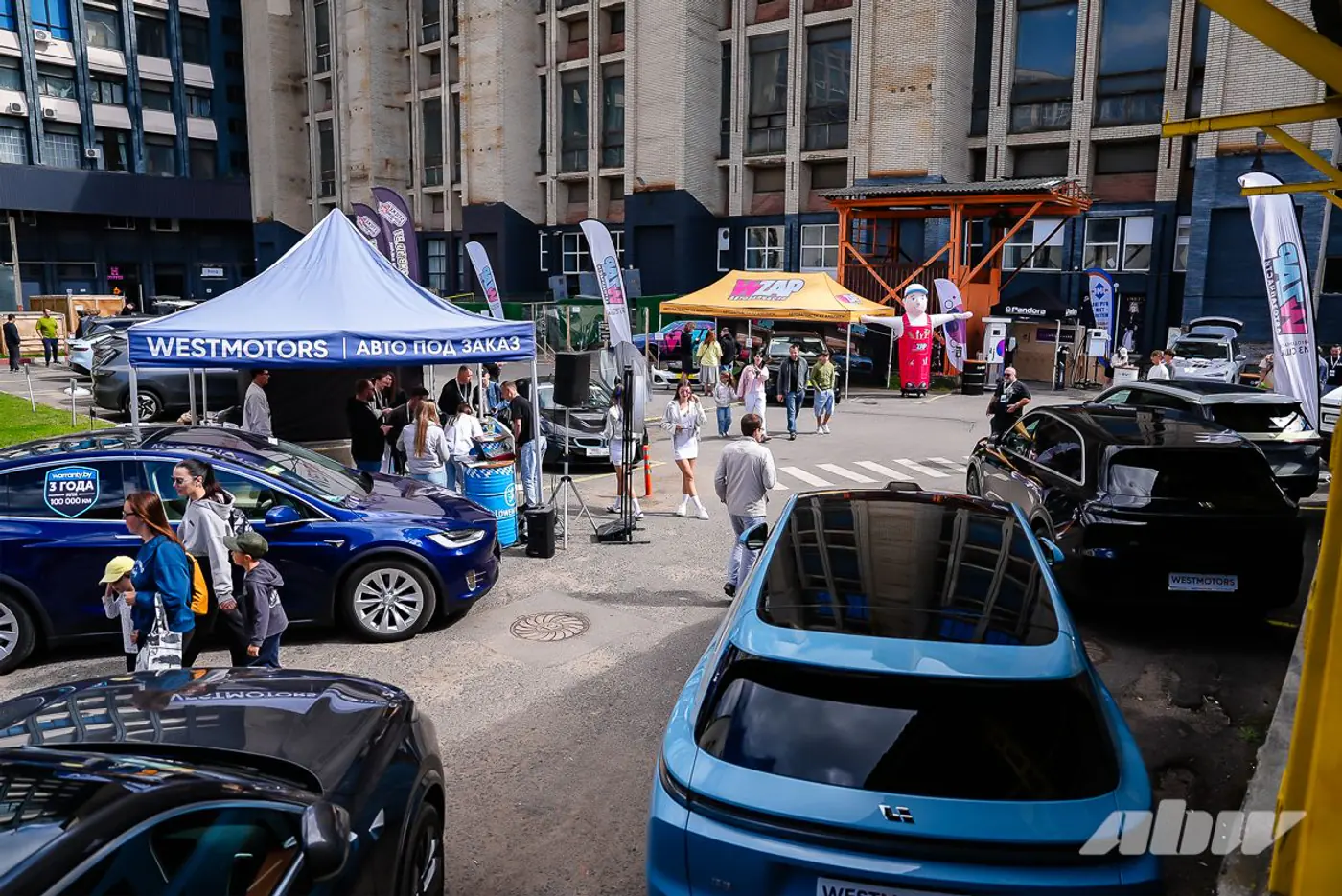 Разбиваем Renault 21 и тянем канатами Tesla: как прошел GREENCARS DAY – 2025