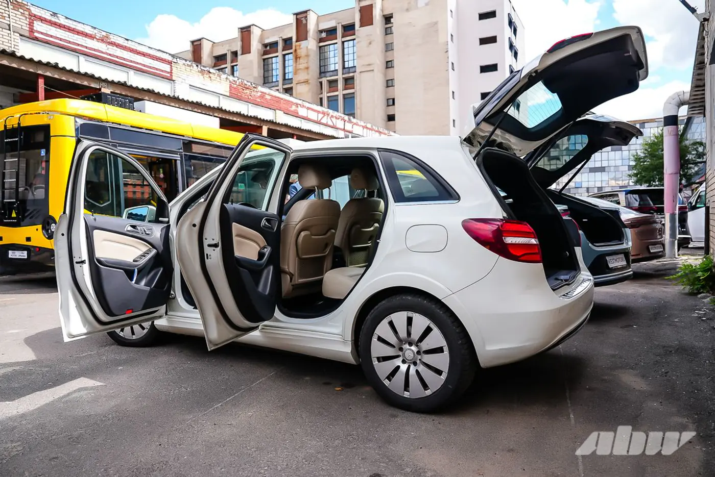 Разбиваем Renault 21 и тянем канатами Tesla: как прошел GREENCARS DAY – 2025