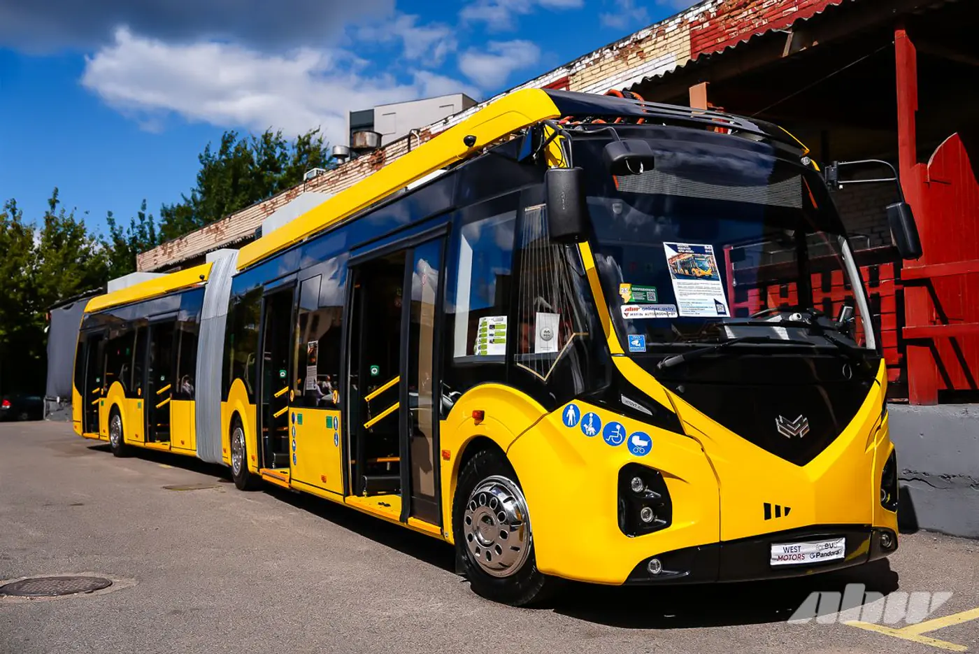 Разбиваем Renault 21 и тянем канатами Tesla: как прошел GREENCARS DAY – 2025