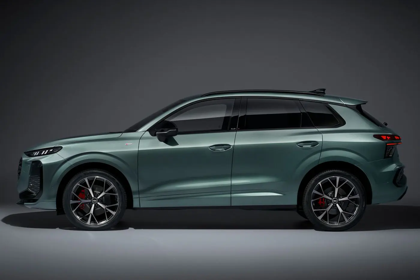 Компанию новому кроссоверу Audi Q3 составил Q3 Sportback
