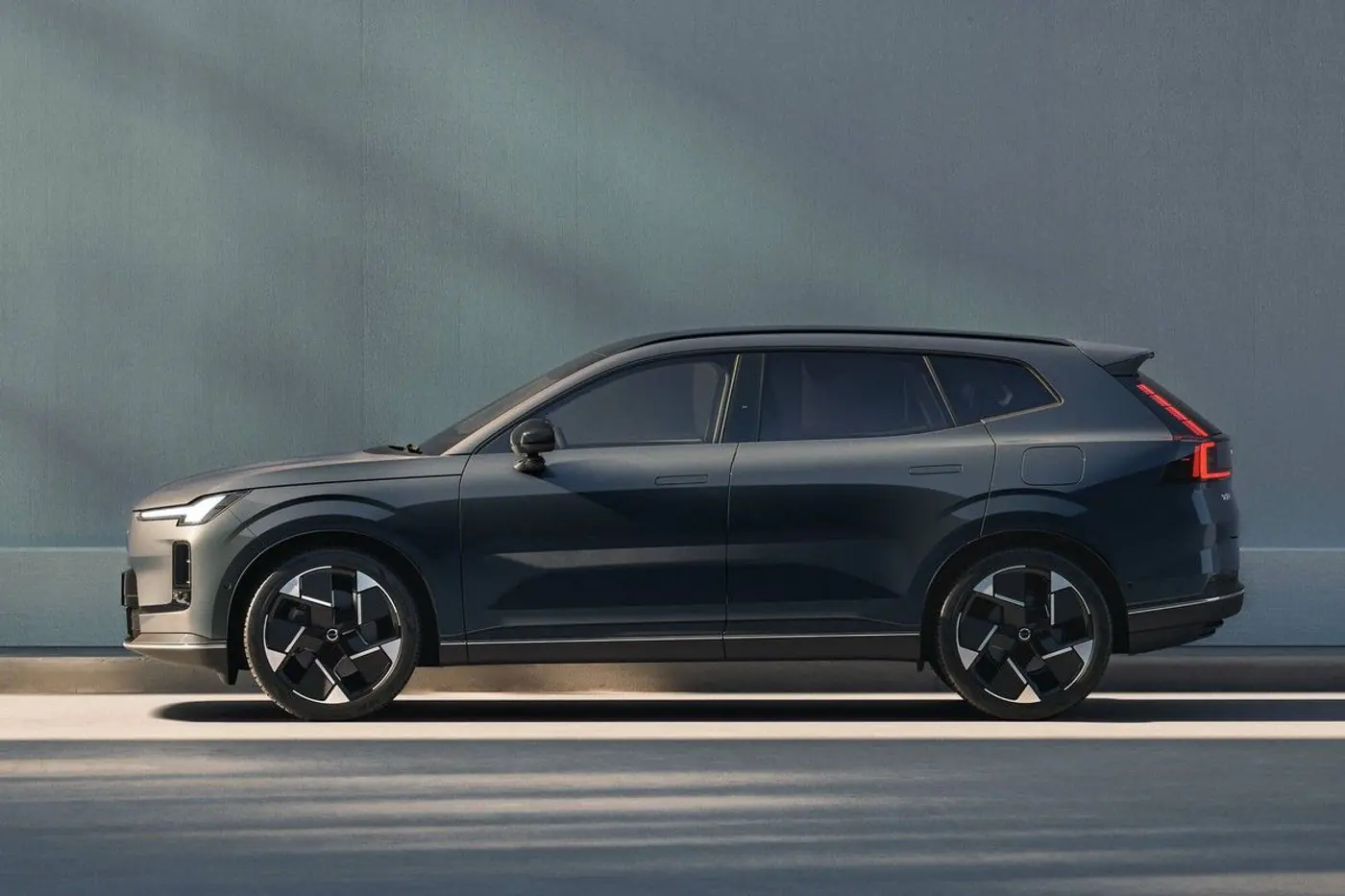 Volvo XC70 вернулся в виде гибридного кроссовера