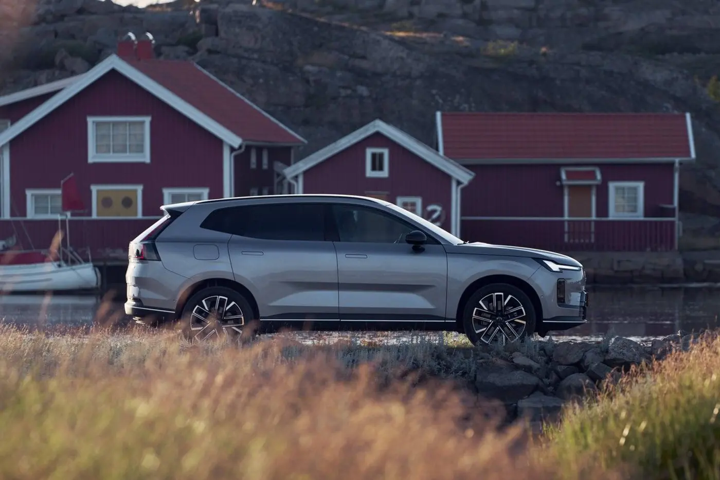 Volvo XC70 вернулся в виде гибридного кроссовера
