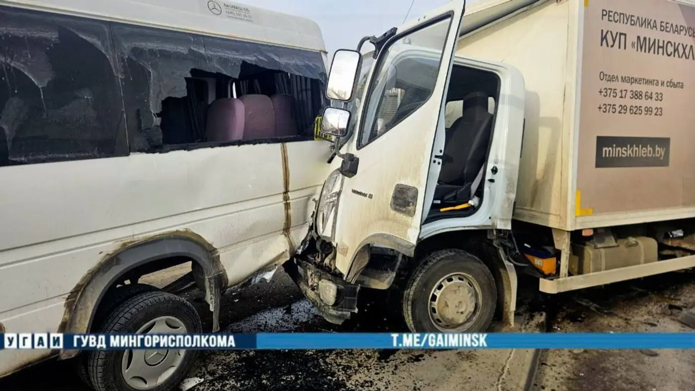 Водитель хлебовозки уснул за рулем: подробности аварии на Долгиновском тракте