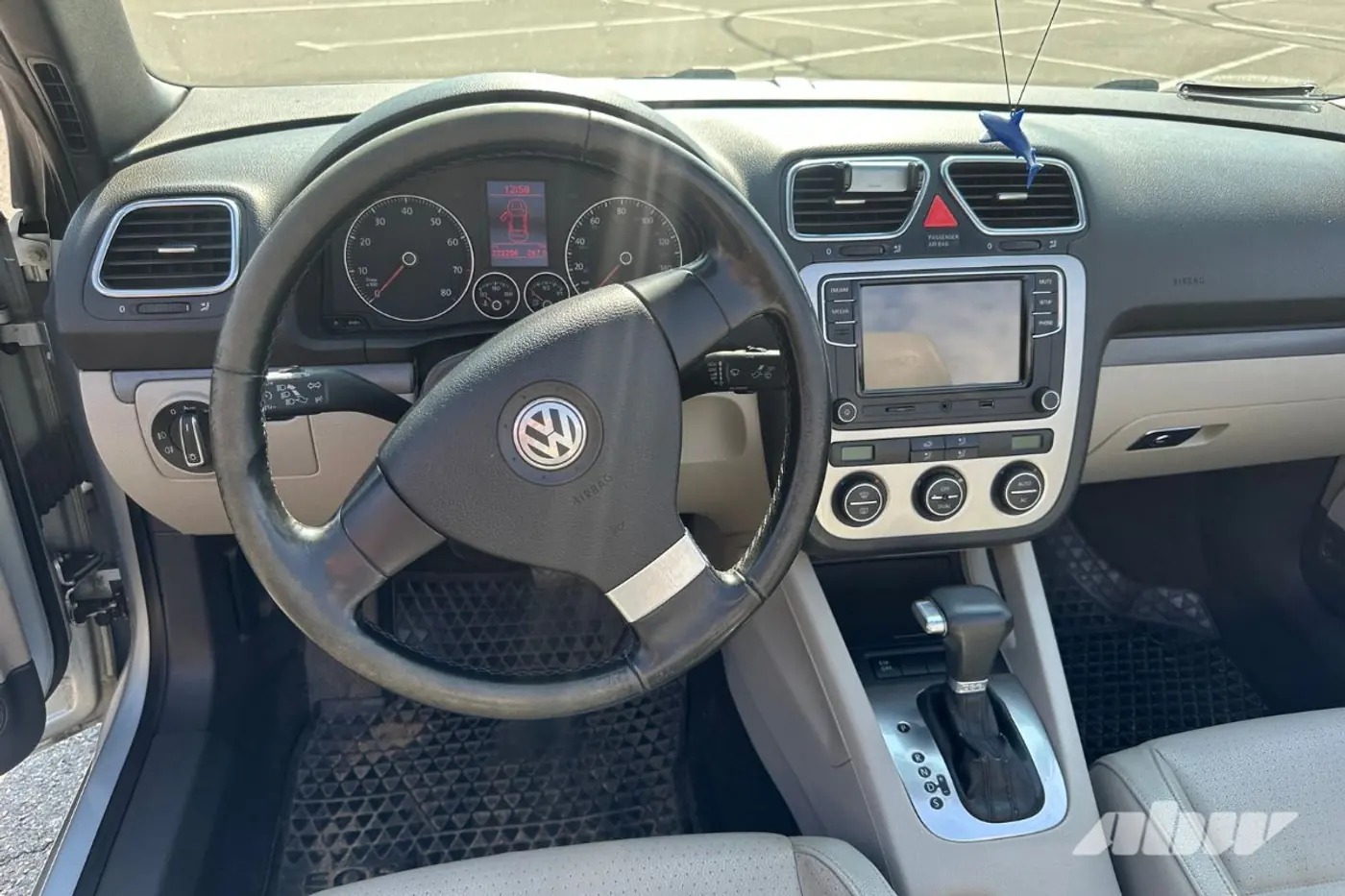 «Она рассчитана на комфорт водителя»: мнение владельца кабриолета Volkswagen Eos