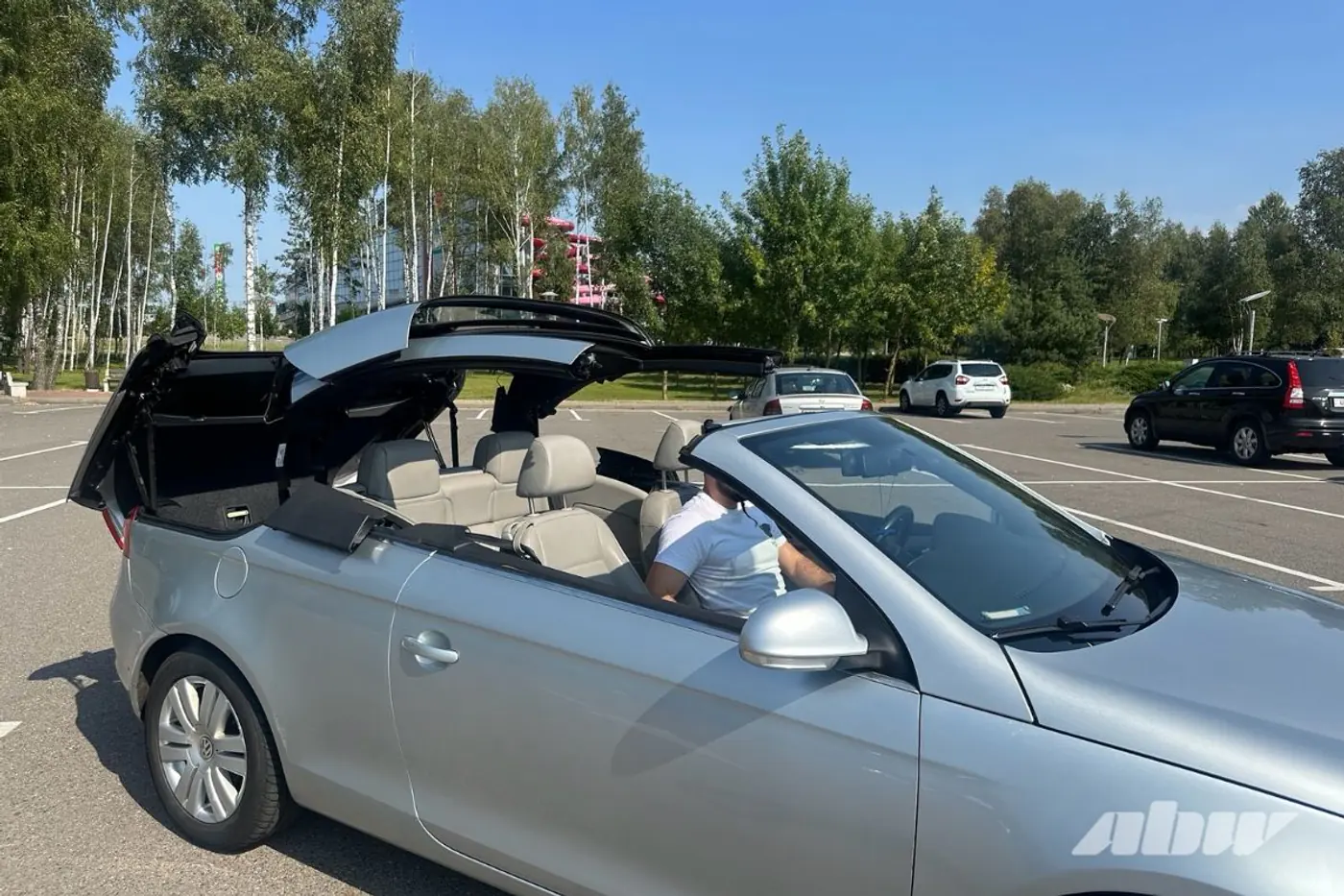 «Она рассчитана на комфорт водителя»: мнение владельца кабриолета Volkswagen Eos