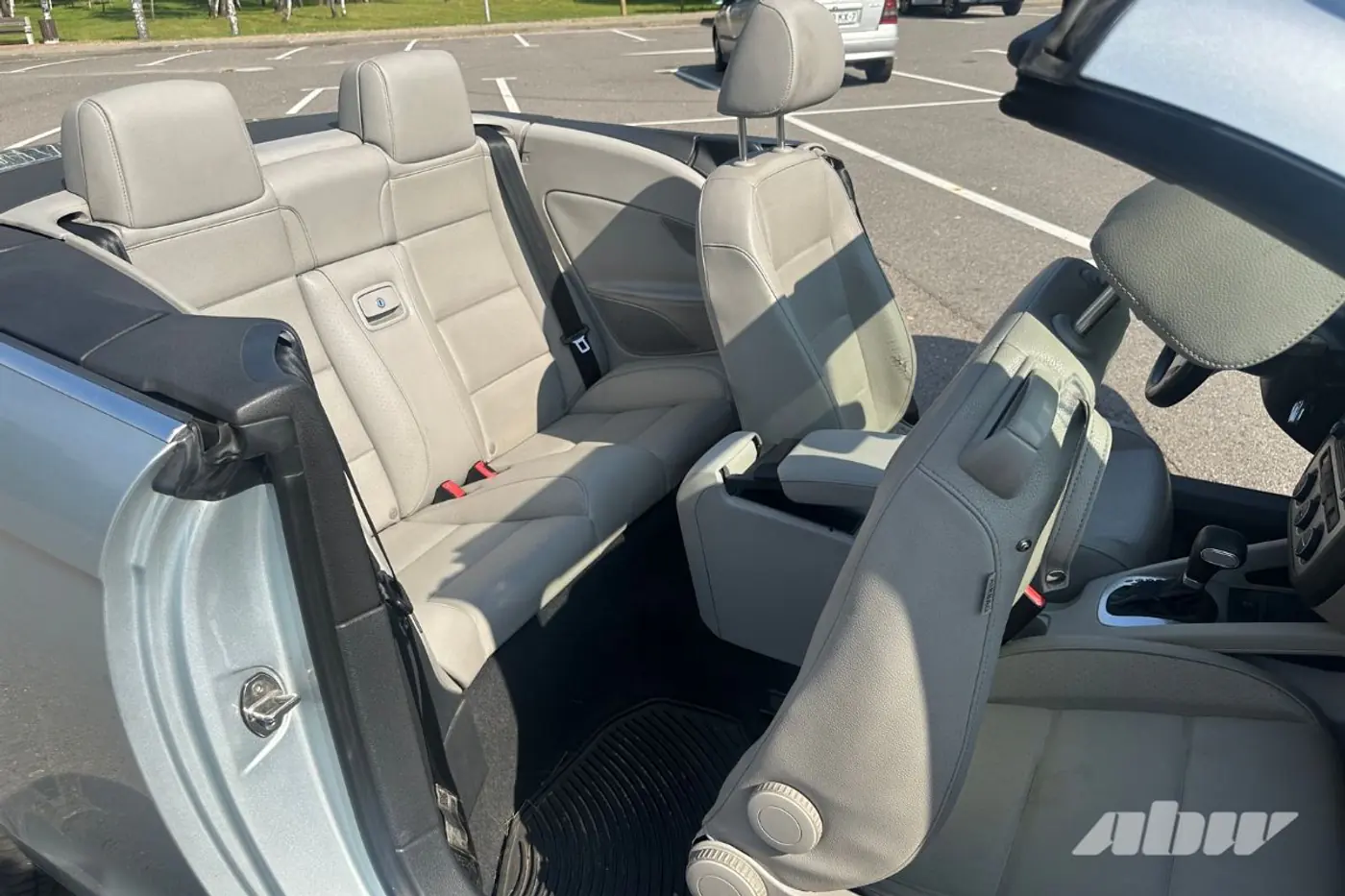 «Она рассчитана на комфорт водителя»: мнение владельца кабриолета Volkswagen Eos