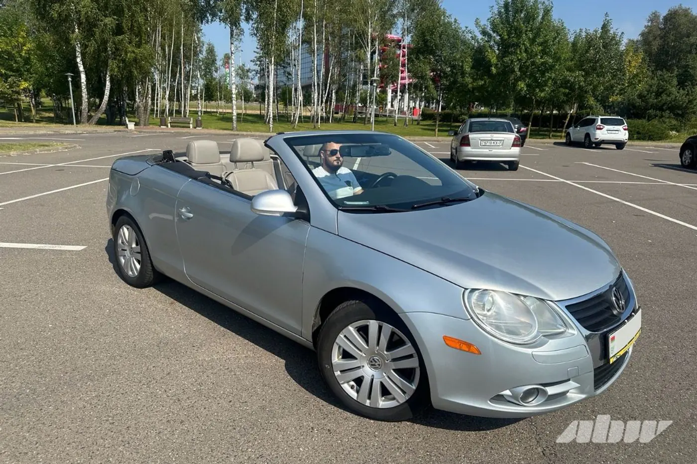 «Она рассчитана на комфорт водителя»: мнение владельца кабриолета Volkswagen Eos